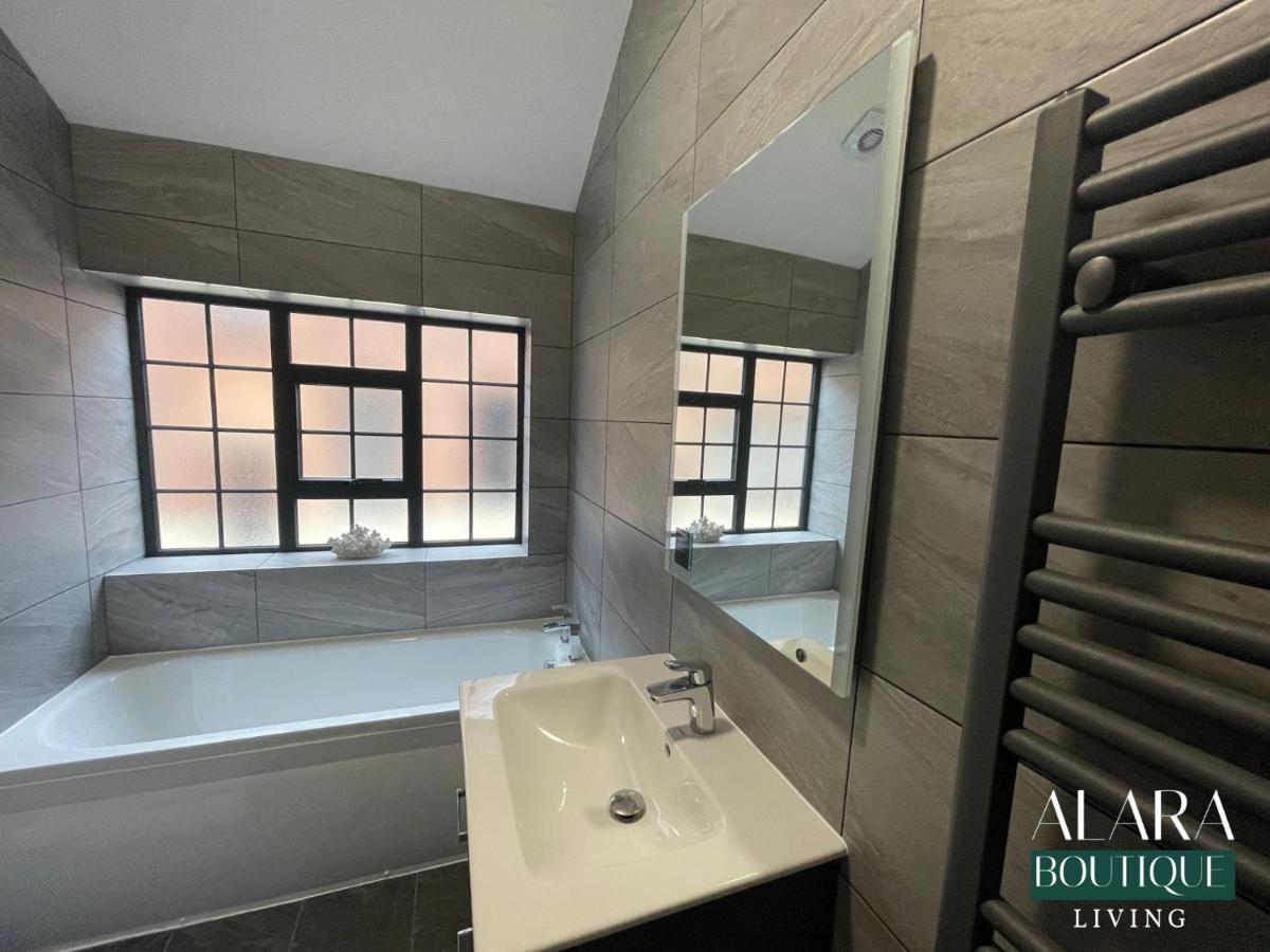 3 Floor Townhouse Luxury Living Alara Boutique Apartment เบอร์มิงแฮม ภายนอก รูปภาพ